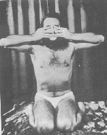 MudraMuktasana. Mudra de todo el cuerpo, aqui realizado por el Sat Guru Mahatma Chandra Bala Dr. De La Ferriere